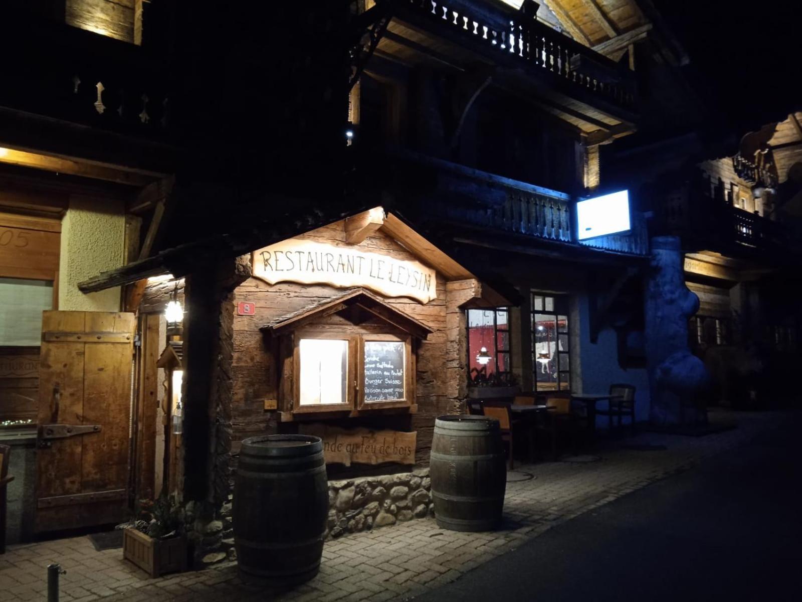 Hotel La Tour D'Ai Лезен Екстериор снимка